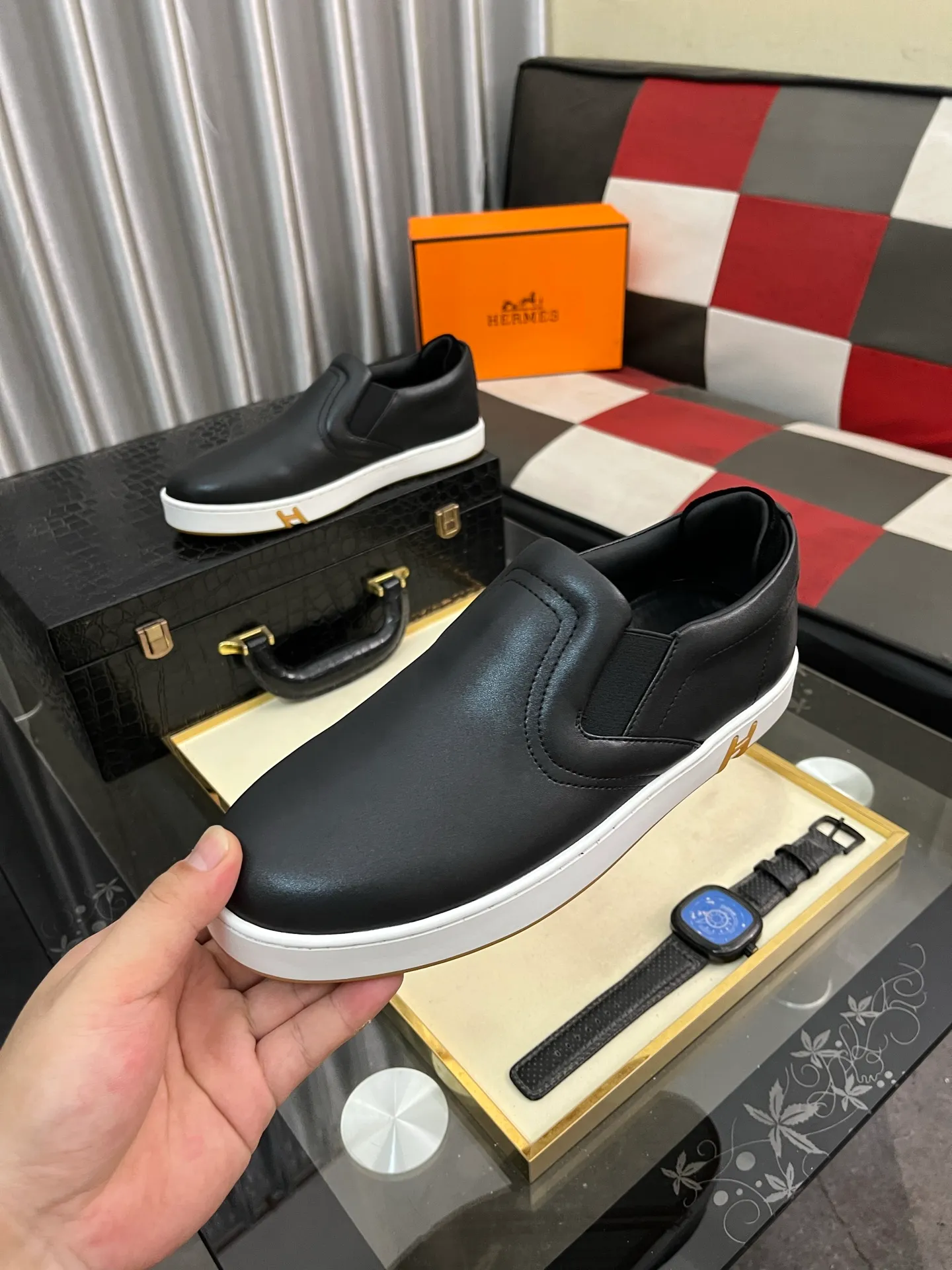 Men's Men's Shoes💰458⌚️⌚️HERMES/Hermès Hugo sneakers are casual men's shoes. These sneakers are made of imported first-layer cowhide leather and breathable mesh design. The contrasting color design creates a dynamic and modern shape. The front end of the toe is decorated with natural-color rubber inlays, making it novel and fashionable. The texture is incomparable, with cowhide lining and cowhide foot pads, the upper foot is comfortable and breathable, and the rubber sole is decorated with geometric patterns and iconic "H" details. A very personal one! Size: 38-44